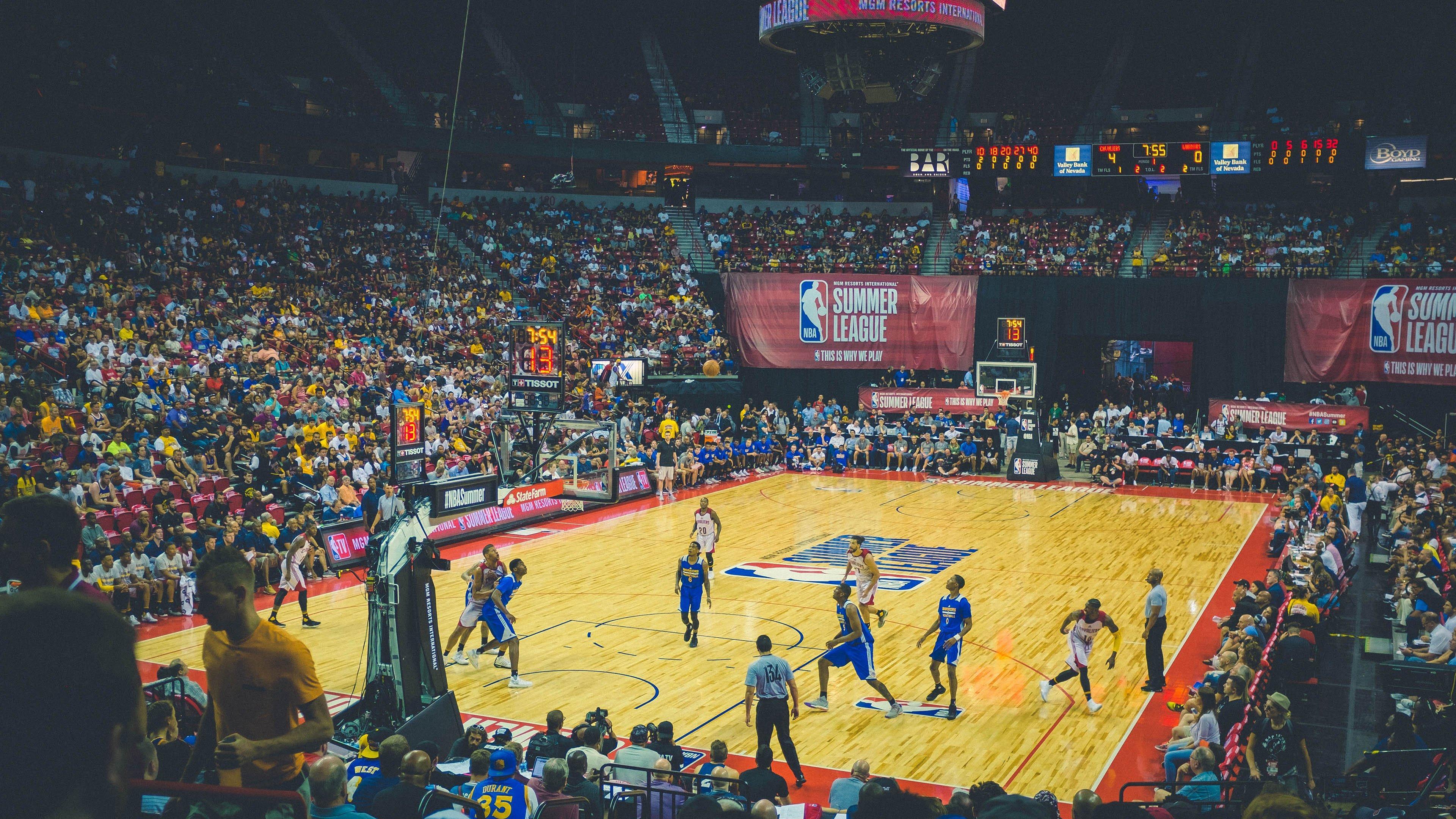 球场变格斗场？迈阿密球员挥拳攻击对手反遭抱摔制服